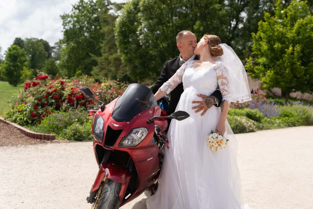Ágnes és Károly motorral